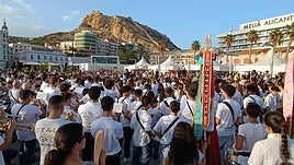 Jóvenes concentrados en el puerto.