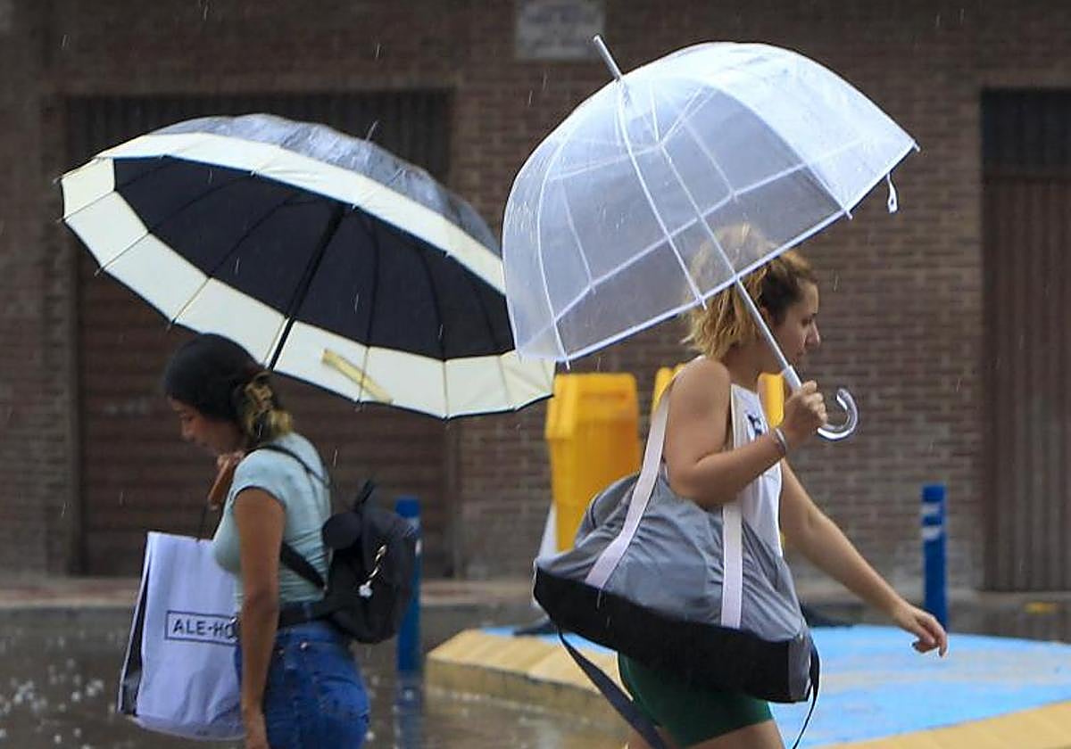 Las alicantinas sacaron los paraguas durante la primera semana de septiembre..