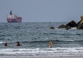 Unas chicas se bañan en la playa.