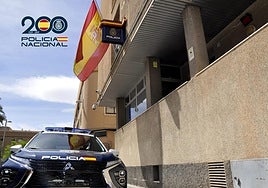 Patrulla policial frente a la Comisaría de Elda.