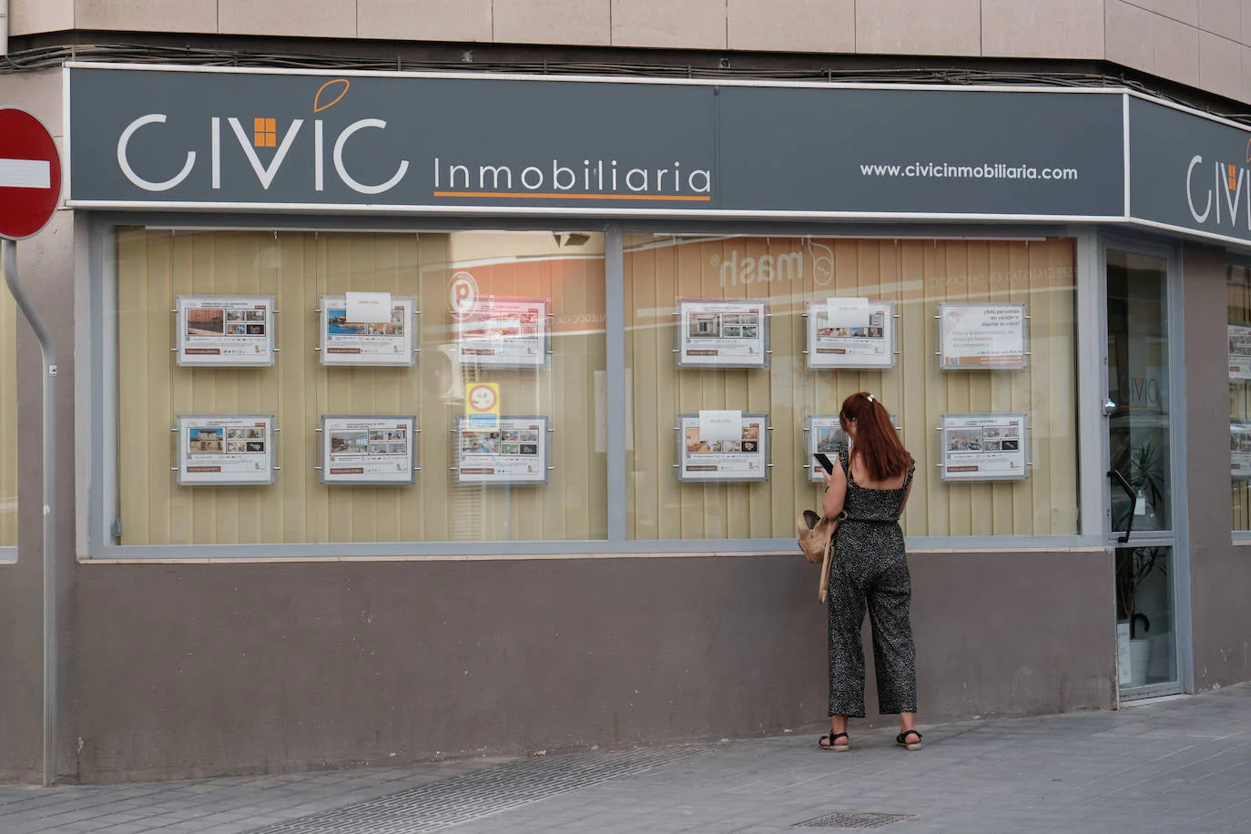 The Fierce Competition for Renting an Apartment in Alicante: 31 Families per Listing