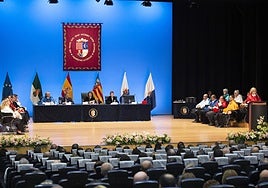 Apertura del pasado curso académico en la UA, con Navarro y Rovira en la mesa.