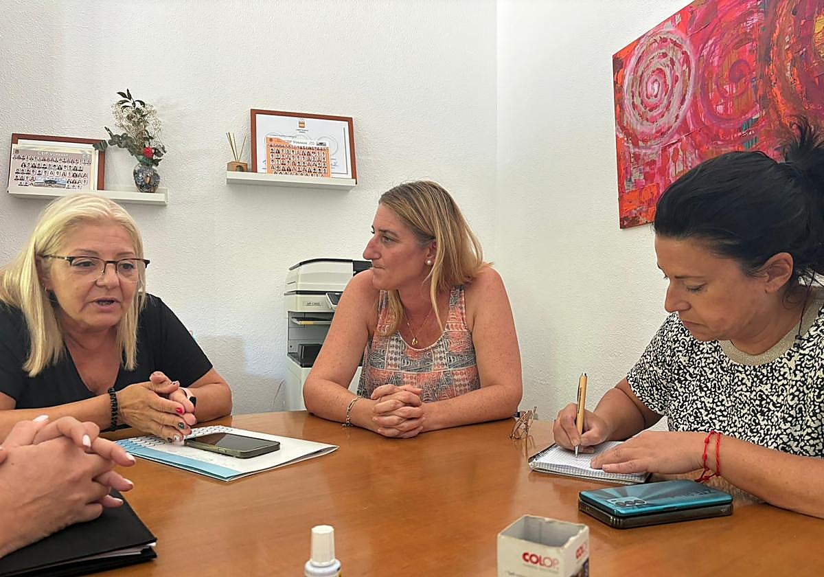 La edil Mari Carmen de España se reúne con la dirección del Voramar.