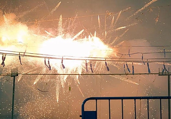 Detalle del disparo de una mascletà en Alicante.