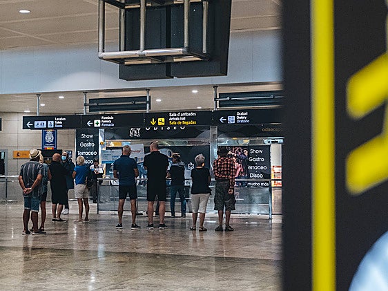 Pasajeros en el aeropuerto de Alicante-Elche.