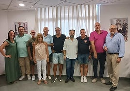 Galindo y parte de su equipo junto a los responsables de Barracas de la Federació de Fogueres.