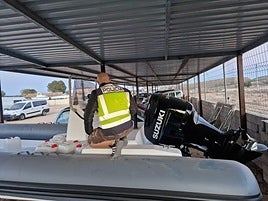 Un agente de la Policía Nacional en una de las embarcaciones incautadas en Alicante.