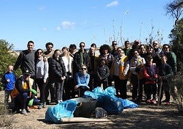 Voluntarios para la limpieza de residuos en el Clot (Elche)