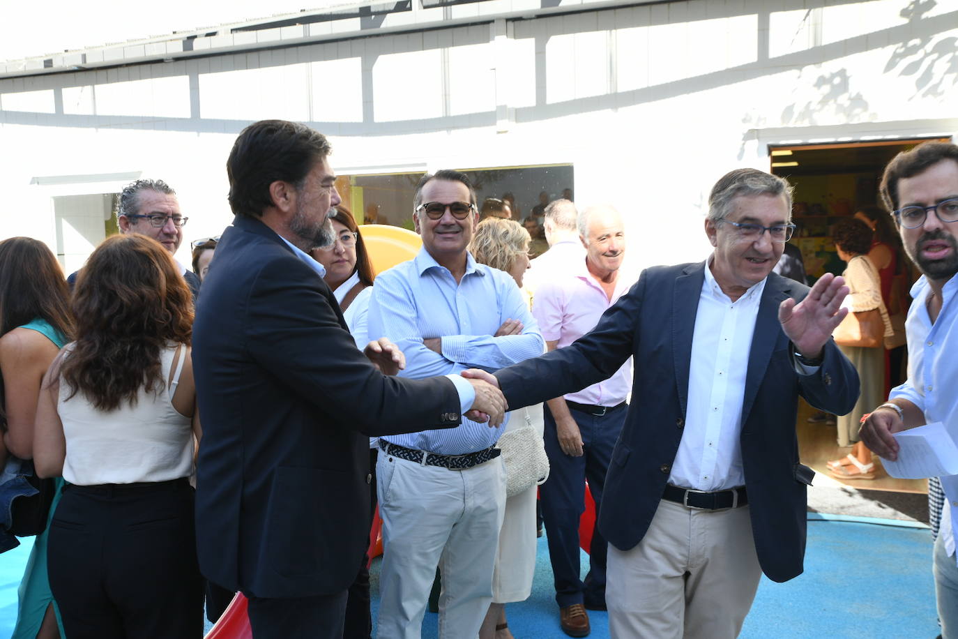 Así ha sido la visita de Feijóo a la escuela infantil Garabatos de Alicante