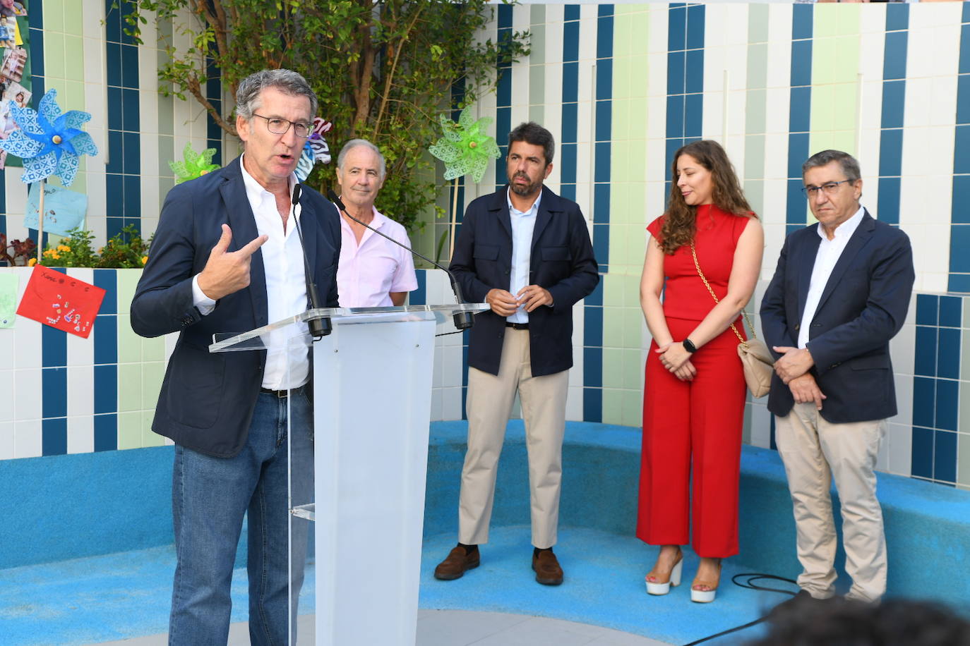 Así ha sido la visita de Feijóo a la escuela infantil Garabatos de Alicante