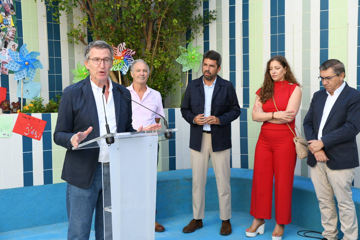 Así ha sido la visita de Feijóo a la escuela infantil Garabatos de Alicante