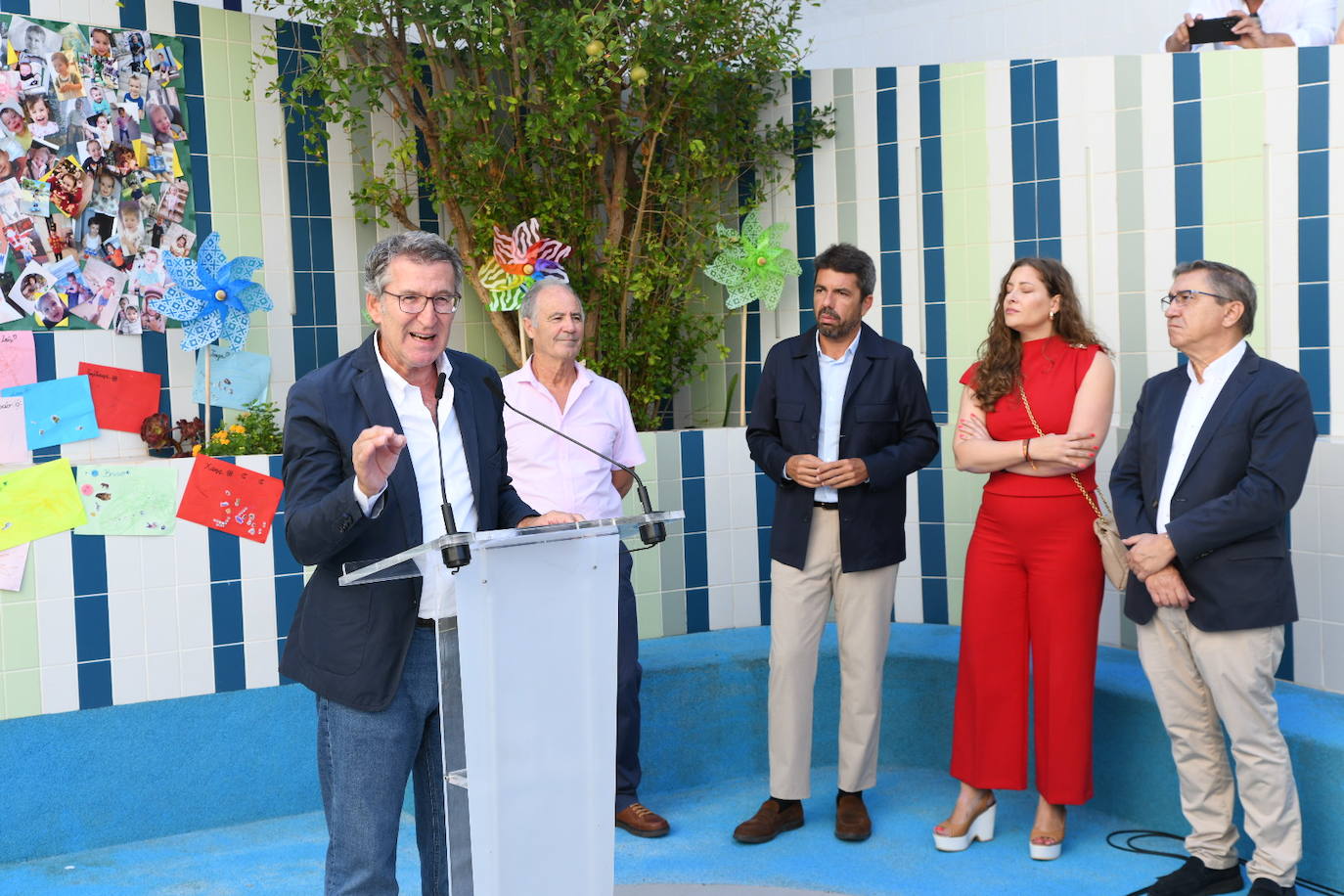 Así ha sido la visita de Feijóo a la escuela infantil Garabatos de Alicante