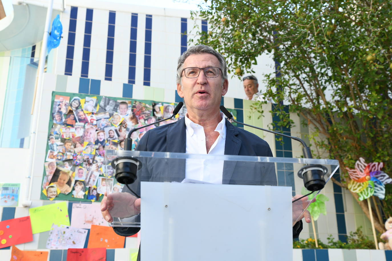 Así ha sido la visita de Feijóo a la escuela infantil Garabatos de Alicante