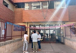 Los ediles de Educación y Servicios Públicos, en la puerta del CEIP Baix Vinalopó, este lunes.