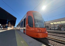 Tranvía en la estación de la Marina.