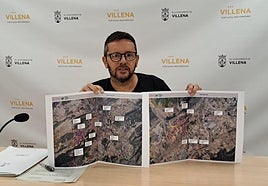 El alcalde de Villena, Francisco Iniesta, con un mapa con las placas solares.