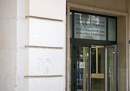 Puerta de acceso a la Audiencia Provincial de Alicante.