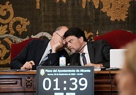 El vicealcalde, Manuel Villar, charla con el alcalde, Luis Barcala, en un momento del pleno.