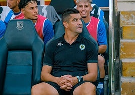 Rubén Torrecilla, en el banquillo del Rico Pérez.