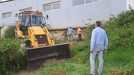 Una de las muchas laboras de limpieza en los barrancos de Elche