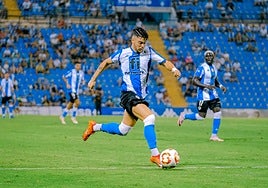 Artiles conduce el balón ante el Ceuta.