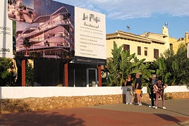 Cartel publicitario de viviendas en Dénia.