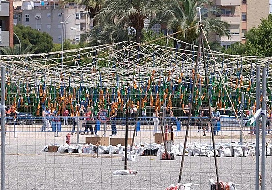 Última mascletà lanzada en el sector 3.