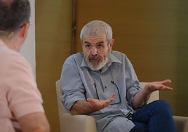 El modista Lorenzo Caprile, durante su charla en el MACA.