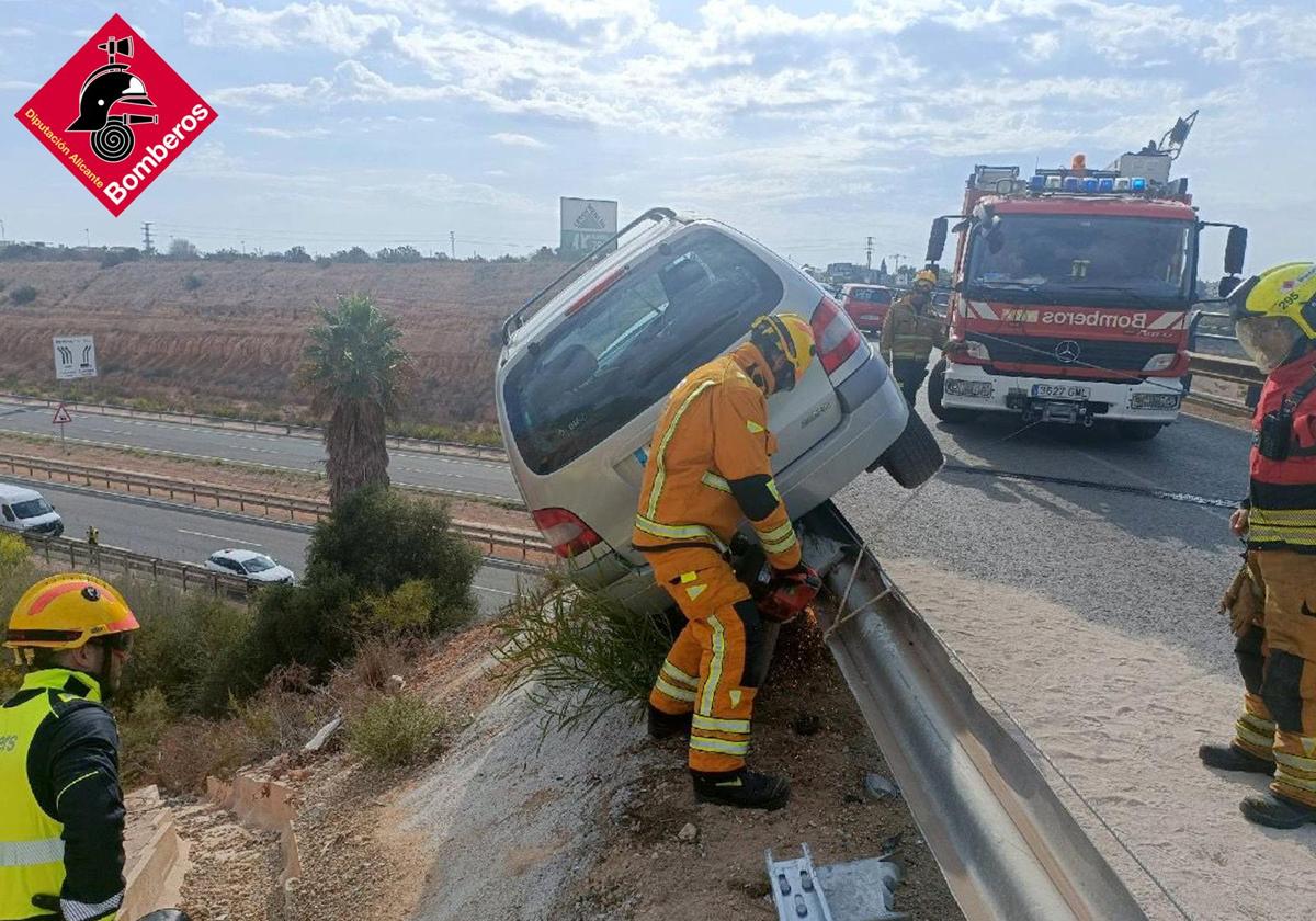 Firefighters Secure Car Threatening to Fall onto AP-7