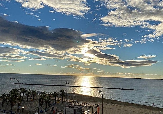Amanecer desde la playa del Postiguet de Alicante.