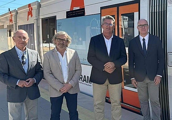 El conseller Vicente Martínez, en el centro, en un acto de este verano en Alicante.