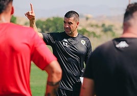 Rubén Torrecilla da instrucciones en un entrenamiento en Fontcalent.