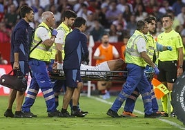 Saúl se marcha del campo en camilla tras lesionarse frente al Mallorca.