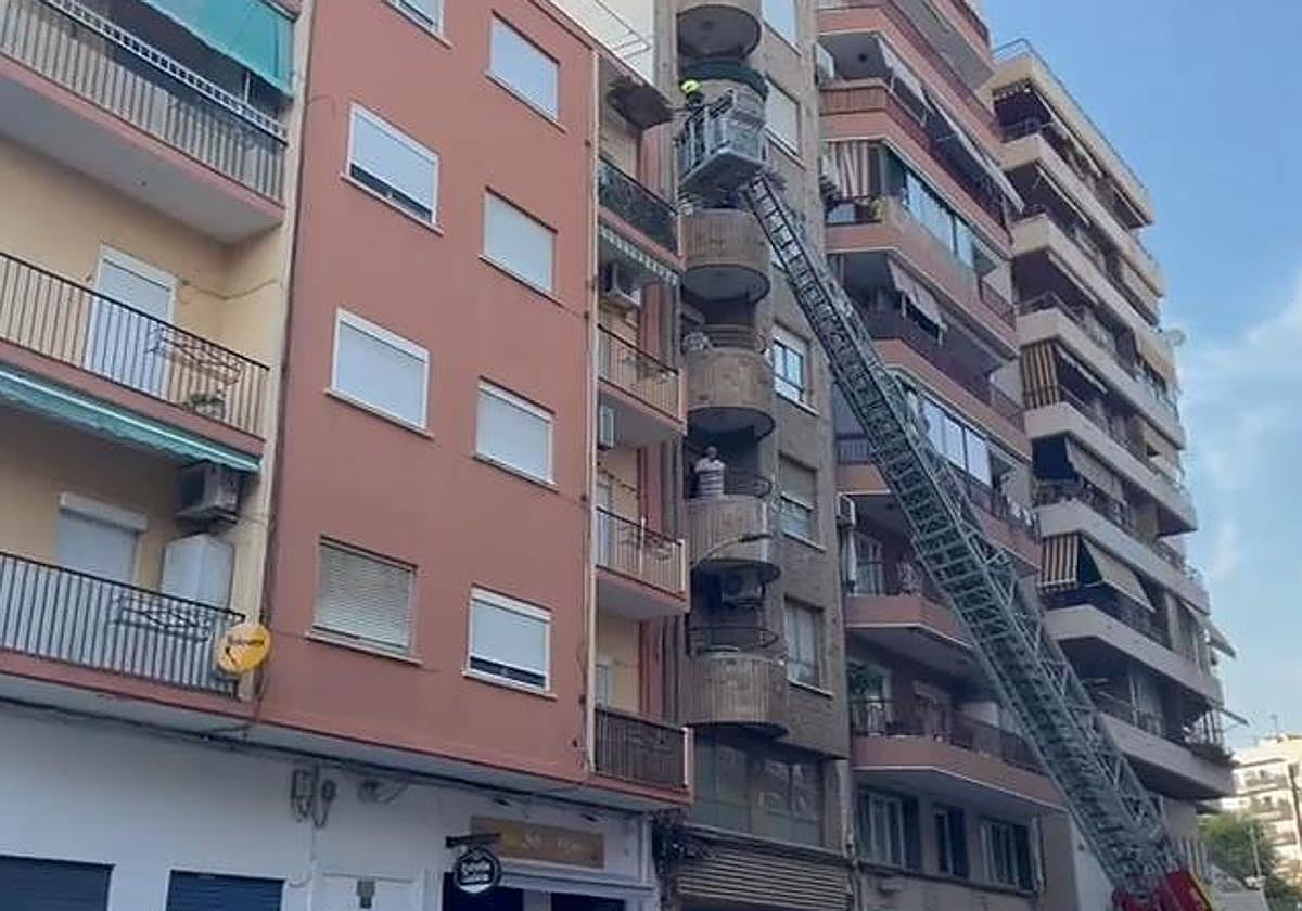 Los bomberos de Alicante sanean el balcón desplomado en el Raval Roig.