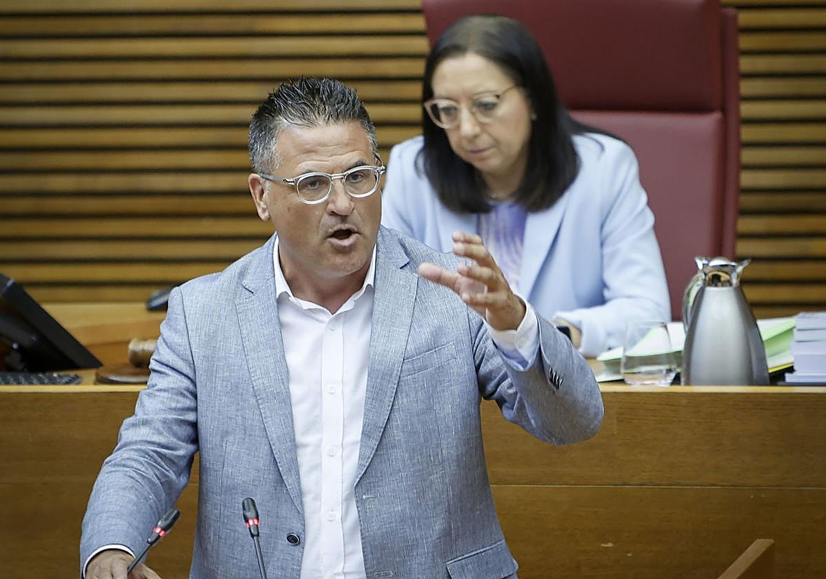 El portavoz de Infraestructuras del GPP, Joserra González, en Les Corts.