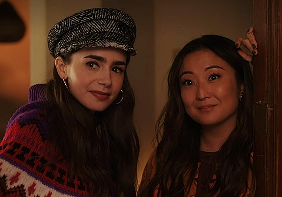 Lily Collins, actriz que encarna a Emily Cooper, con la gorra 'Herringbone Baker Boy' de Ruslan Baginskiy.