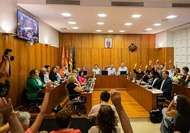 Los ediles de la oposición votan a favor del texto del PSOE. Apoyos que también se observaron entre algunos miembros del público.