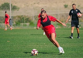 Artiles conduce el balón en Fontcalent ante la mirada de Torrecilla.