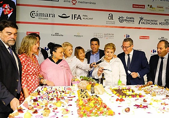 La chef marroquí Najat Kaanache, con su lienzo comestible en vivo, acompañada por Susi Díaz, Cristina Figueira y María José San Román y las autoridades.