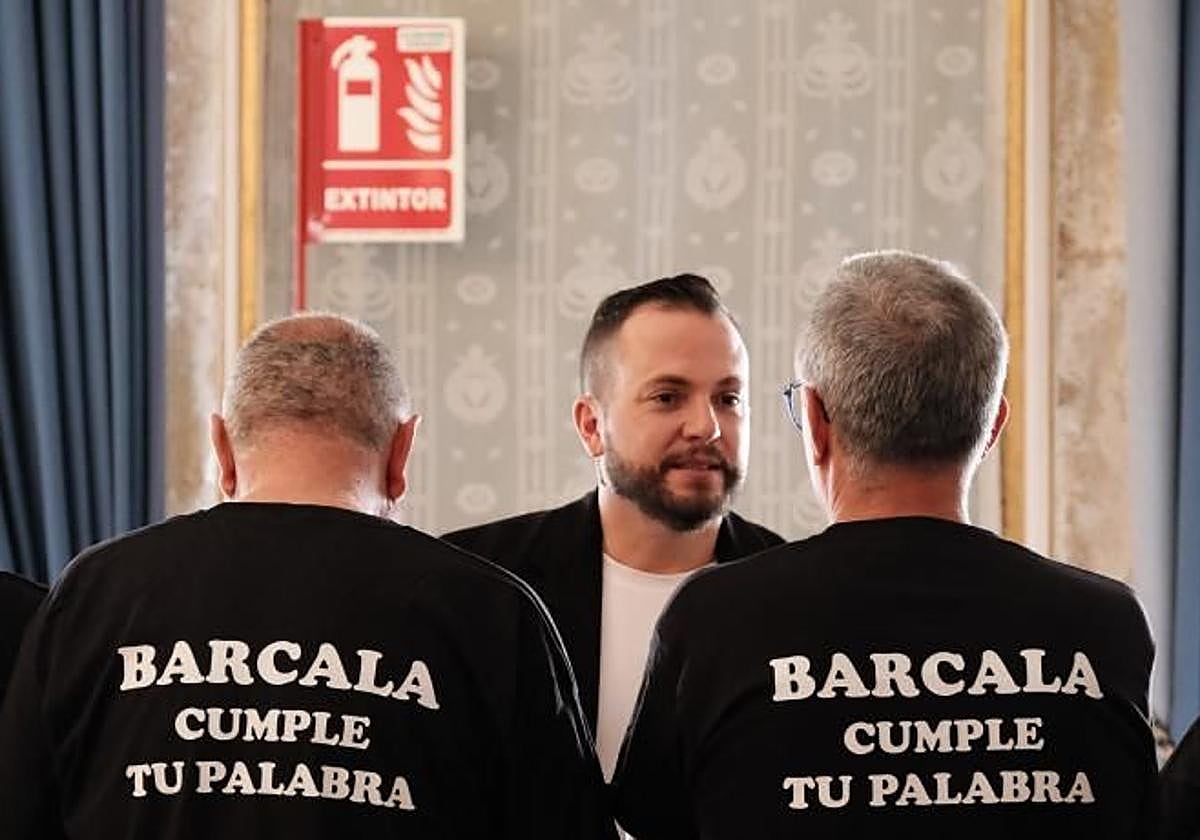 The spokesperson for Compromís, Rafa Mas, with municipal officials protesting for professional career progression.