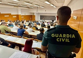 Aspirantes en las pruebas de acceso a la Guardia Civil en Alicante.