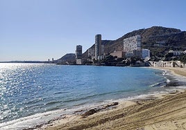 Playa de la Albufereta y Serra Grossa de Alicante.