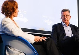 La directora de TodoAlicante, Concha Pastor, con el conseller de Infraestructuras, Vicente Martínez Mus.