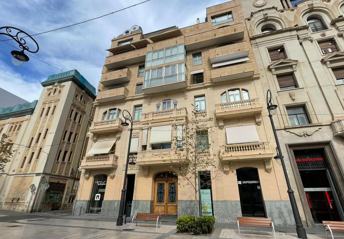 Protected building with additions, on Constitution Avenue, in Alicante.