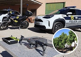 Vehículos empleados por la Policía Local y un dron/En el círculo uno de los cultivos de uva de mesa.