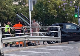 Uno de los vehículos accidentados y el semáforo caído.