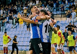 Solde y Aranda celebran con Nico su gol ante el Murcia.