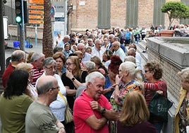 Colas para conseguir el Bono Comercio Senior, en el Mercado Central.