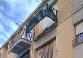 Balcón desprendido en el barrio de La Morenica, en Villena.