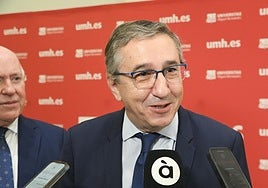 El conseller Rovira junto al presidente del Consejo Social de la UMH, Joaquín Pérez Vázquez.